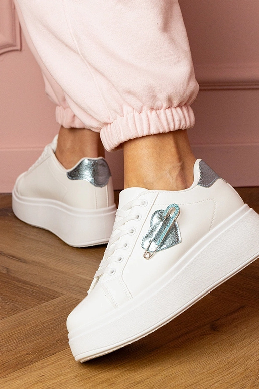 Białe sneakersy z niebieskim... Białe sneakersy z niebieskim...