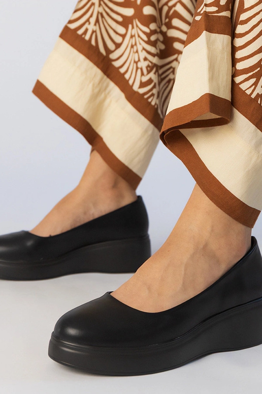 Czarne półbuty na platformie z...