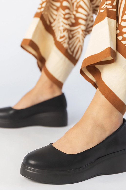 Czarne półbuty na platformie z...