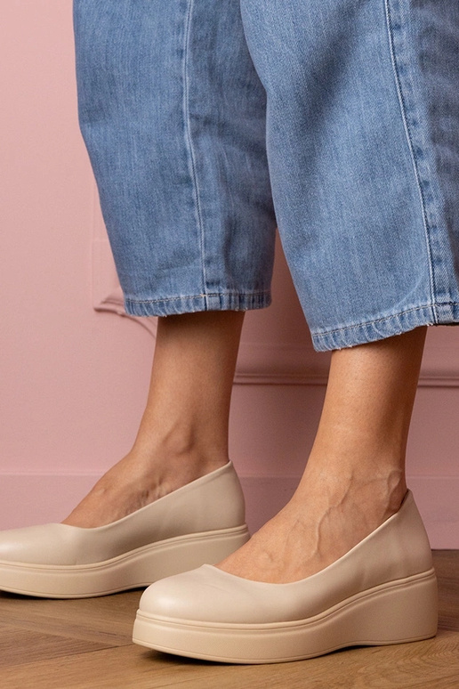 Beżowe półbuty na platformie z... Beżowe półbuty na platformie z...