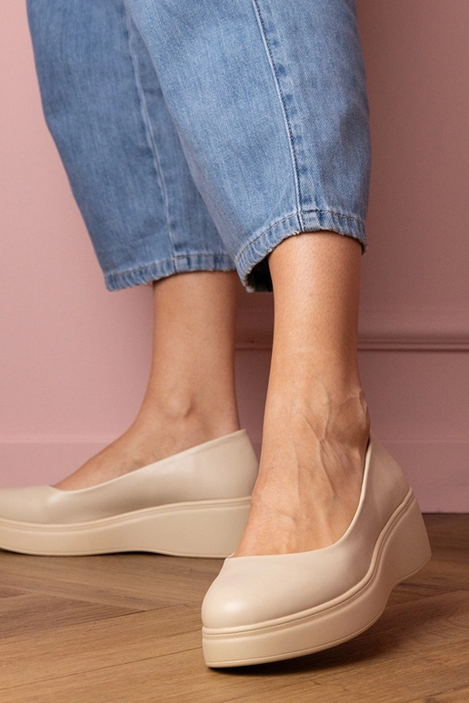 Beżowe półbuty na platformie z... Beżowe półbuty na platformie z...