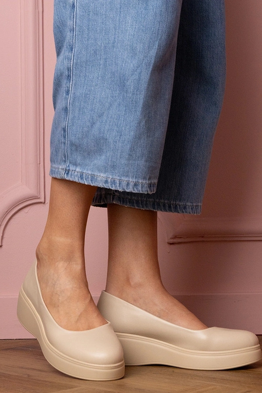 Beżowe półbuty na platformie z... Beżowe półbuty na platformie z...