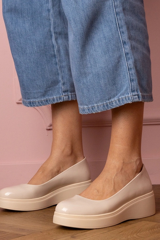 Beżowe półbuty lakierowane na...