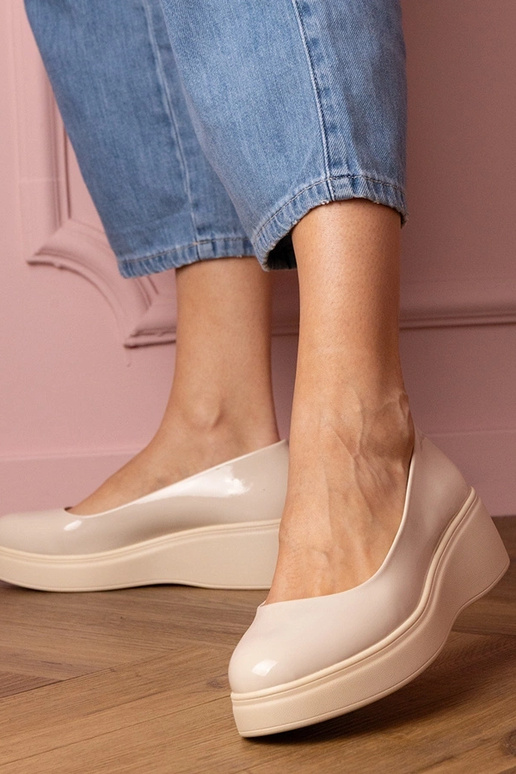 Beżowe półbuty lakierowane na...