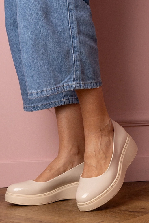 Beżowe półbuty lakierowane na...