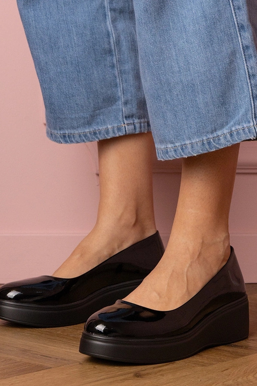 Czarne półbuty lakierowane na...