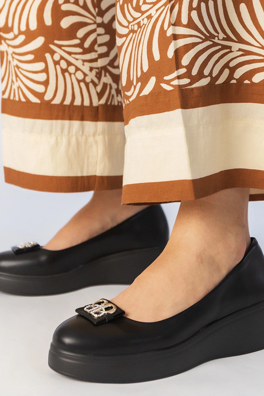 Czarne półbuty na platformie z...