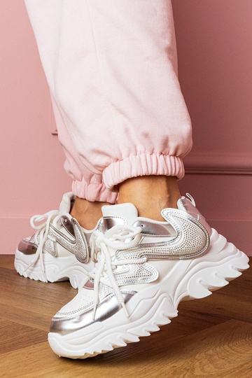 Białe sneakersy na masywnej...