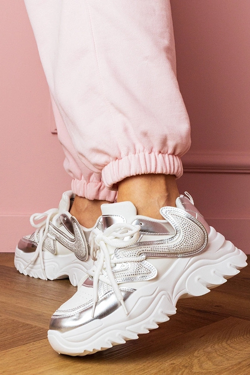 Białe sneakersy na masywnej podeszwie...