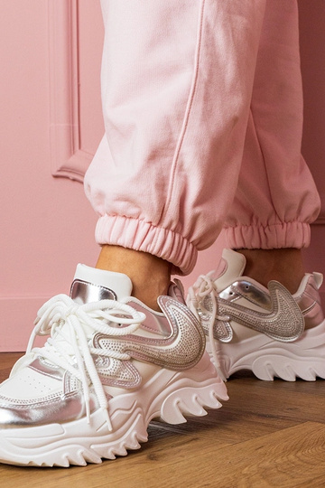 Białe sneakersy na masywnej... 2