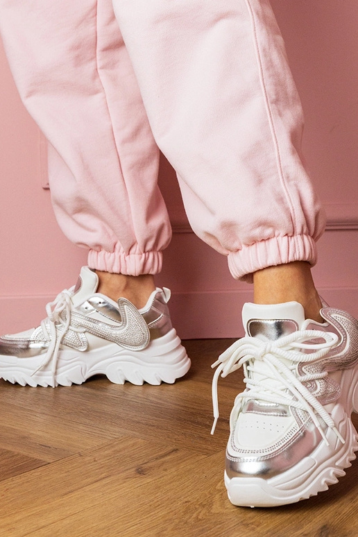 Białe sneakersy na masywnej podeszwie...