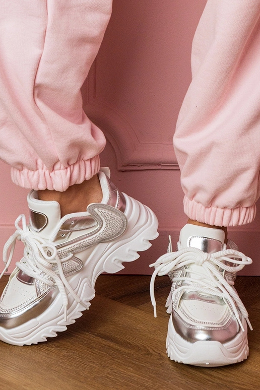 Białe sneakersy na masywnej podeszwie...