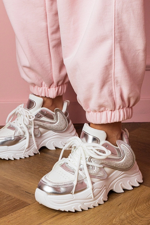 Białe sneakersy na masywnej podeszwie...