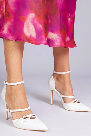 Białe czółenka na szpilce... 2