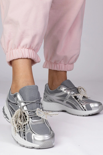 Srebrne sneakersy z odpinanymi ozdobami Lekrus 2