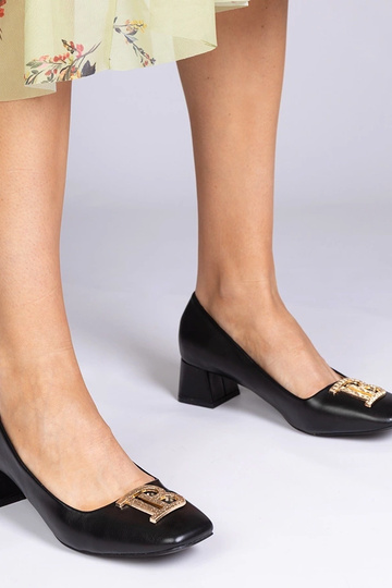 Czarne czółenka na niskim...