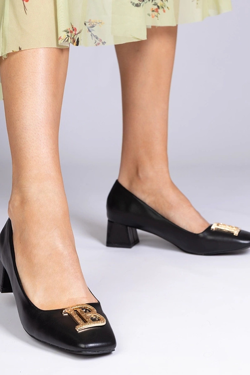 Czarne czółenka na niskim obcasie ze...