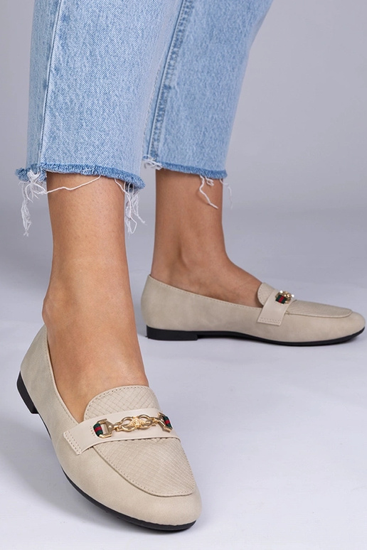 Beżowe mokasyny o matowym wykończeniu...