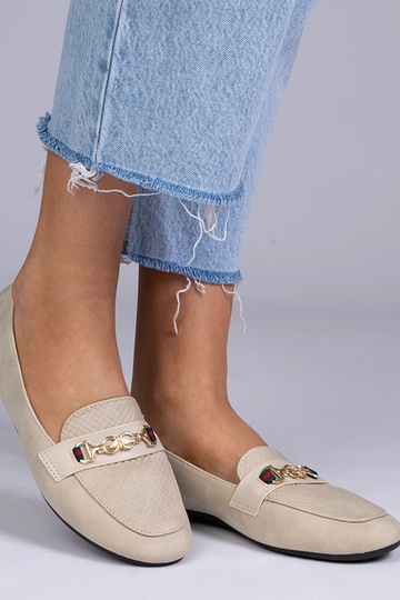 Beżowe mokasyny o matowym... 2