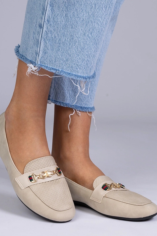 Beżowe mokasyny o matowym wykończeniu...