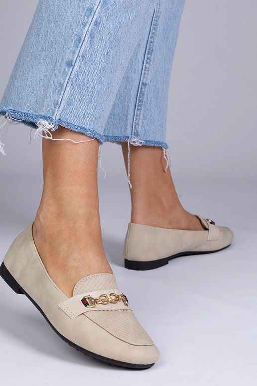 Beżowe mokasyny o matowym wykończeniu...