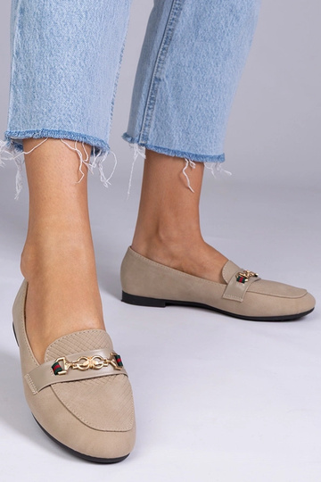 Brązowe mokasyny o matowym...