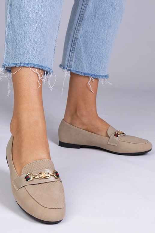 Brązowe mokasyny o matowym...