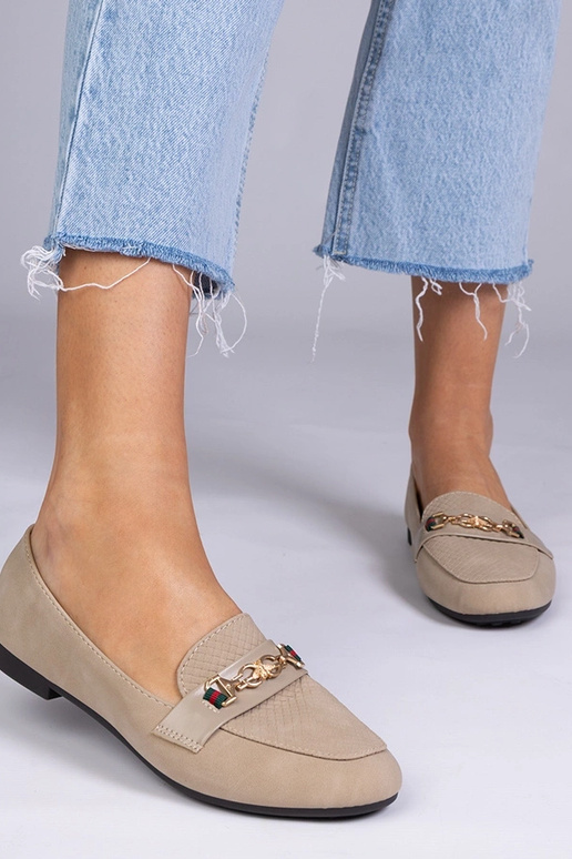 Brązowe mokasyny o matowym...