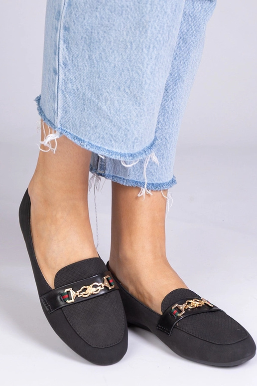 Czarne mokasyny o matowym wykończeniu...