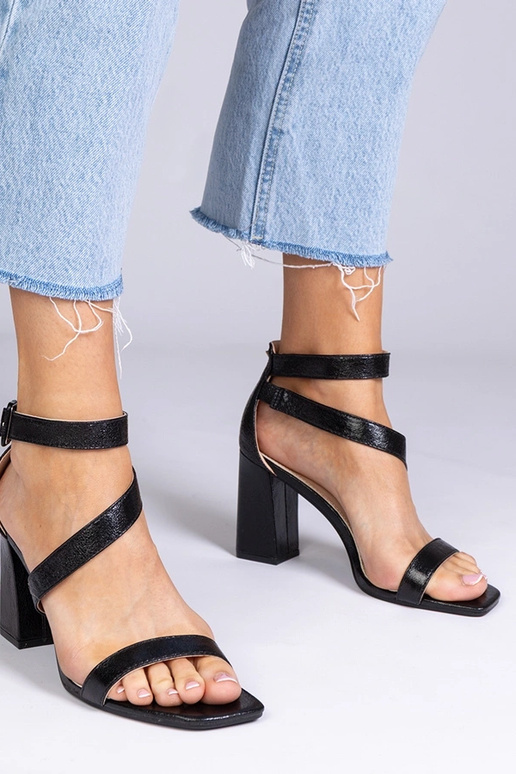 Czarne sandały na słupku ze sprzączką...