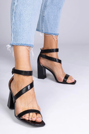 Czarne sandały na słupku ze... 2
