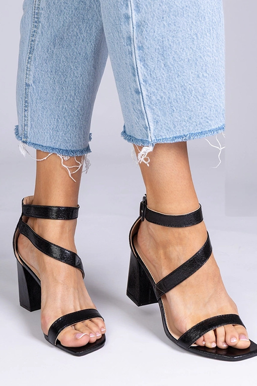 Czarne sandały na słupku ze sprzączką...