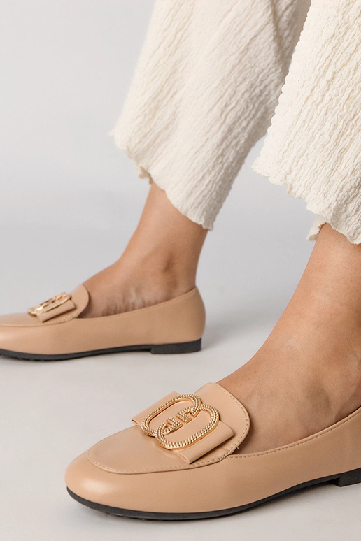 Kremowe mokasyny damskie ze złotą...