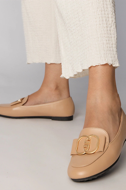 Kremowe mokasyny damskie ze złotą...