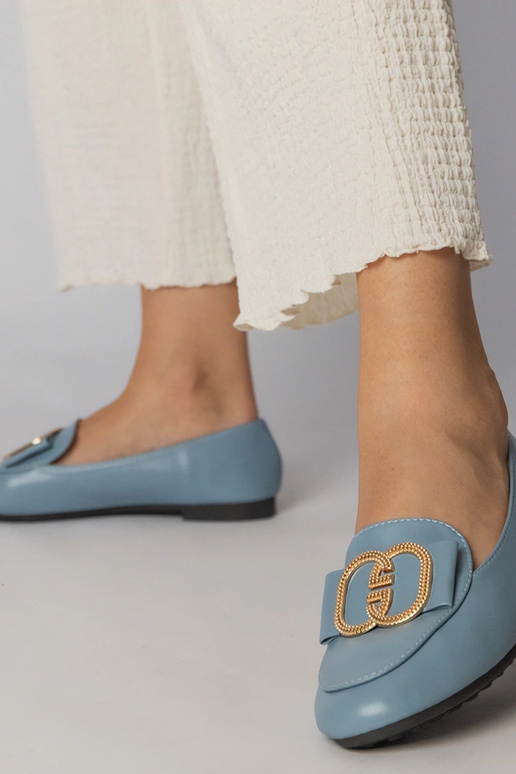 Niebieskie mokasyny damskie ze złotą...