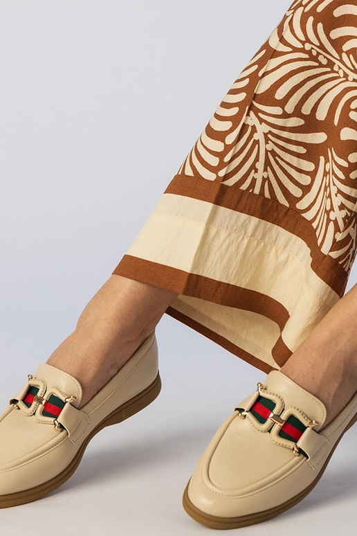 Kremowe mokasyny z ekoskóry z ozdobą...