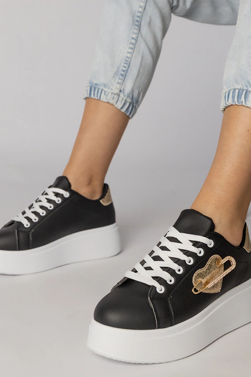 Czarne sneakersy z serduszkiem...