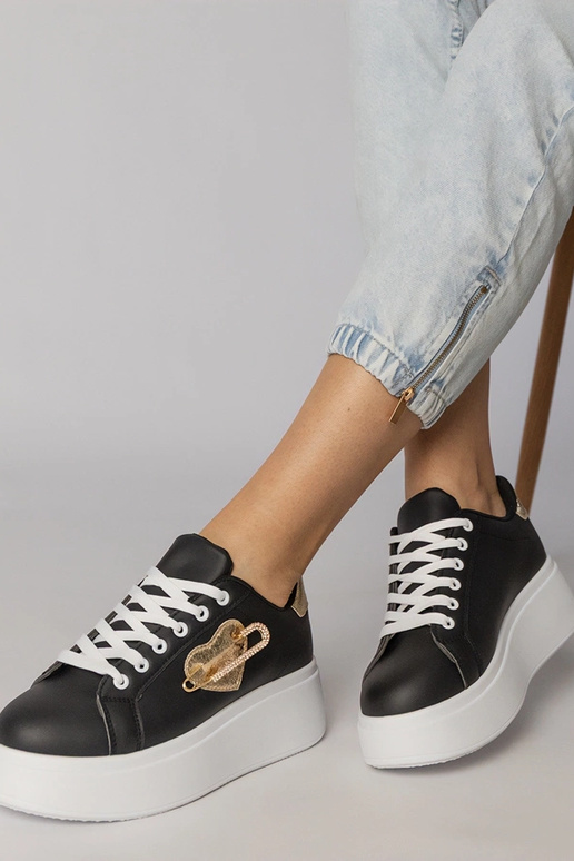 Czarne sneakersy z serduszkiem...