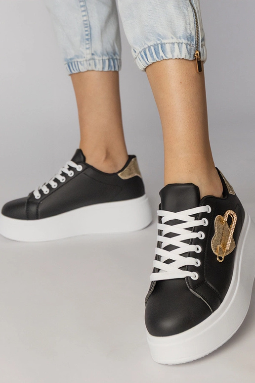 Czarne sneakersy z serduszkiem...