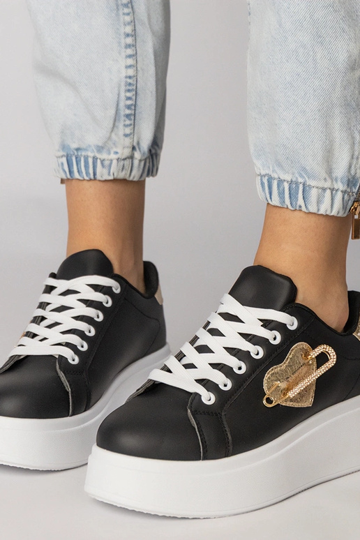 Czarne sneakersy z serduszkiem...