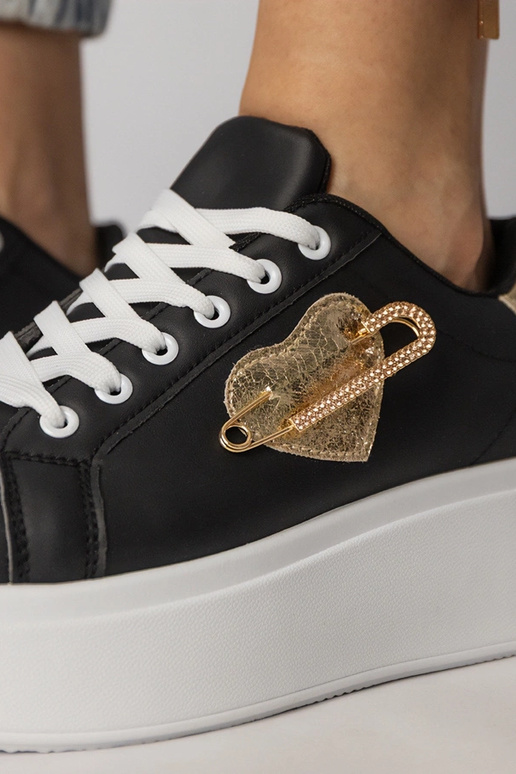 Czarne sneakersy z serduszkiem...