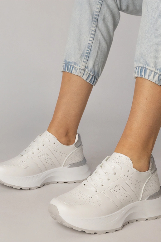 Białe sneakersy sportowe ze srebrną...
