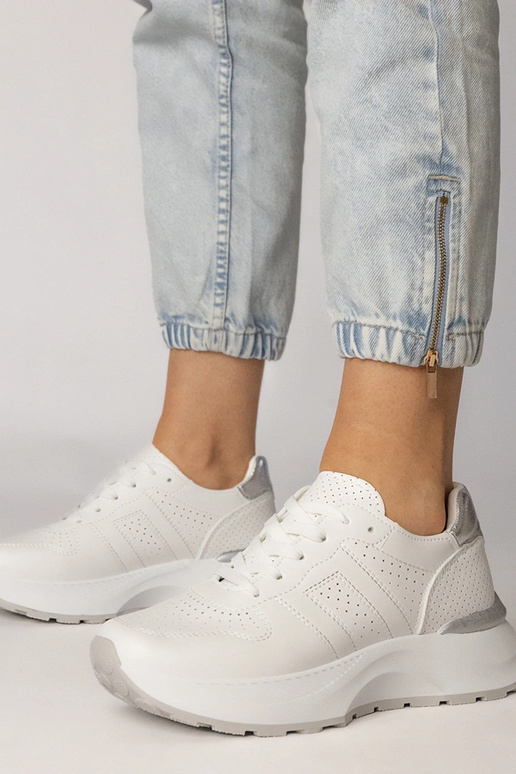 Białe sneakersy sportowe ze srebrną...