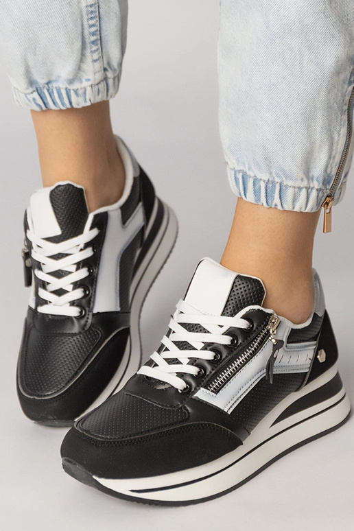 Czarne sneakersy sportowe zdobione...