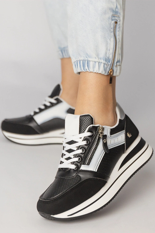 Czarne sneakersy sportowe zdobione...