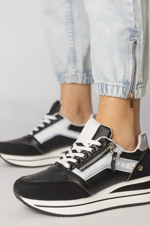 Czarne sneakersy sportowe zdobione...