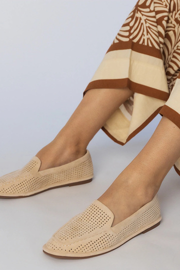 Beżowe mokasyny ażurowe z...