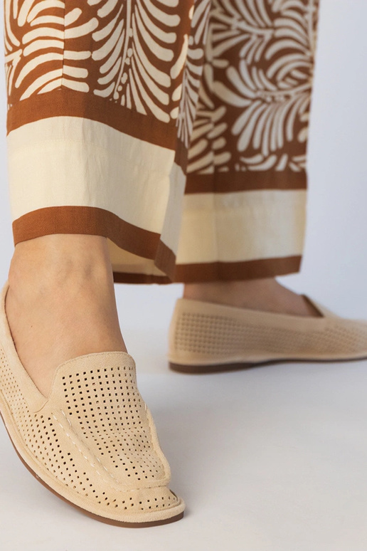 Beżowe mokasyny ażurowe z ekozamszu...