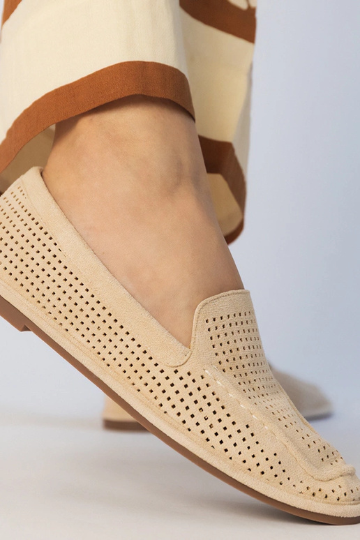Beżowe mokasyny ażurowe z ekozamszu...