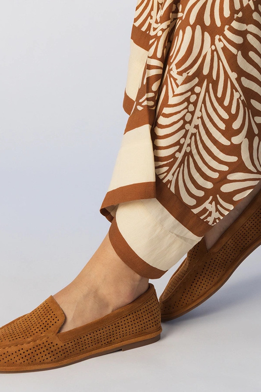 Karmelowe mokasyny ażurowe z...